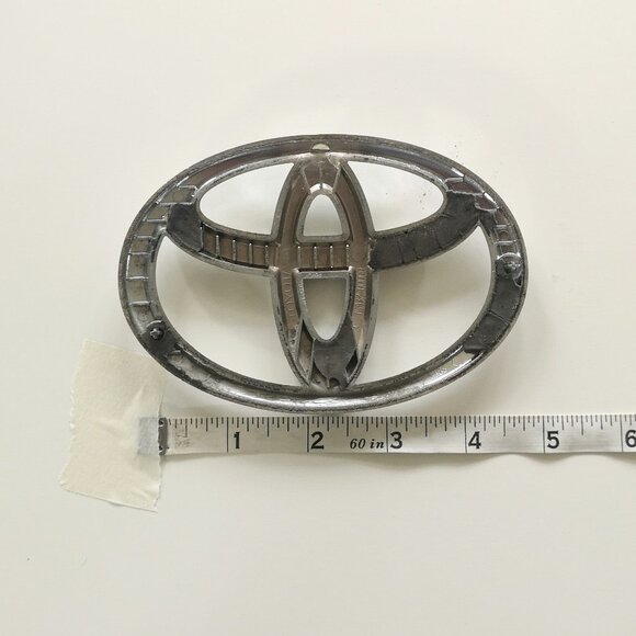 Toyota Yaris 2006-2011 Hatchback Emblem 75432-0000 Rear Trunk Lid - Picture 2 of 2
